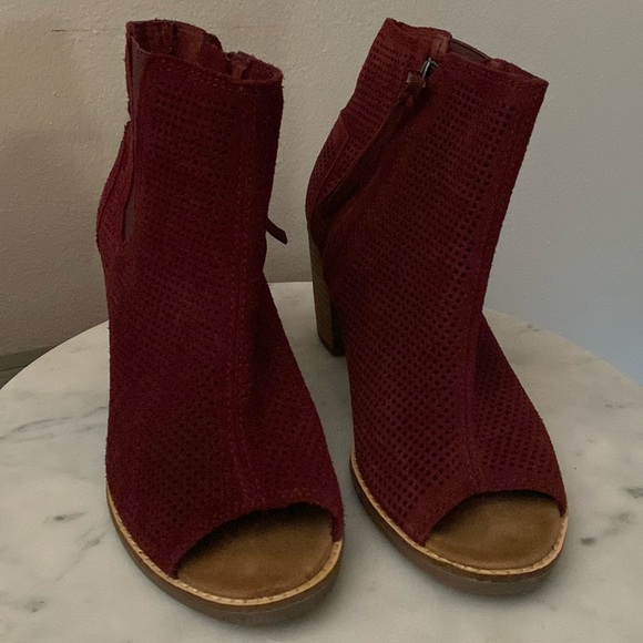 EUC TOMS “Majorca” Peep Toe Perforated Burgundy Wine Suede Ankle Booties Sz 7.5 - Picture 3 of 17